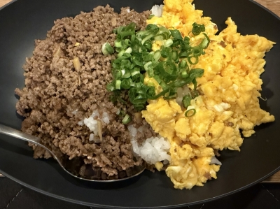 SHINA(ｼﾅ) そぼろと炒り卵と小ネギの３色丼！！！