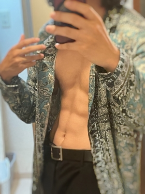 TATSUYA(ﾀﾂﾔ) 体にオイルを塗って...