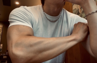 KONOSUKE(コウノスケ) キスマークつけるより 鷲掴みマーク刻みたい