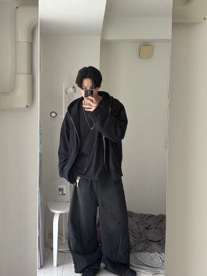 MASH(マッシュ) ジップパーカー、デニムパンツ。