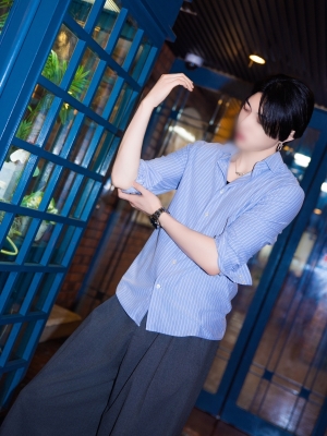 YUU (ﾕｳ) 青シャツ