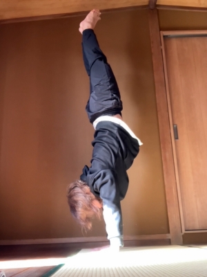 TAKA(タカ) 逆立ち