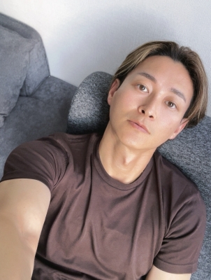 KONOSUKE(ｺｳﾉｽｹ) 夏は部屋でNetflix観て ごろごろするのが1番