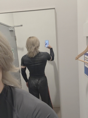 KEN（ｹﾝ） 事務所でベンチ、ジムで背中