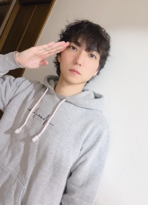 AZUMA（ｱｽﾞﾏ） なんでカメラ向けられて敬礼したん？