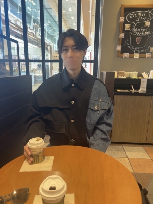 KONOSUKE(コウノスケ) 1人でスタバきた