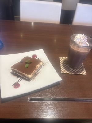 SHINGETSU(ｼﾝｹﾞﾂ) 喫茶店でくつろぎ中