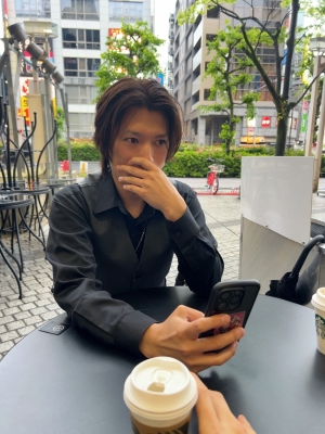 KONOSUKE(ｺｳﾉｽｹ) 1人でスタバきた