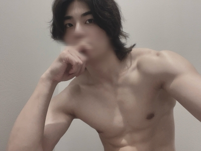 KEN（ｹﾝ） まず1枚脱ぐ