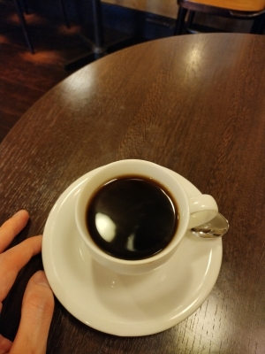 SHINOBU(ｼﾉﾌﾞ) コーヒーを飲みながら焙煎が終わるのを待つ