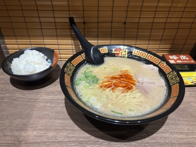 HIKARU(ﾋｶﾙ) ラーメンと白米