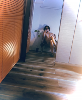 MOCHI（ﾓﾁ） ろうそくを焚く。