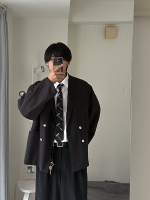 MASH(マッシュ) ネクタイと白シャツ、ジャケット。