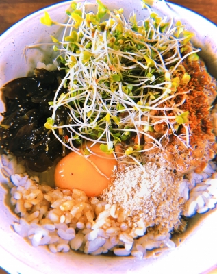 MOCHI（ﾓﾁ） モチ丼。