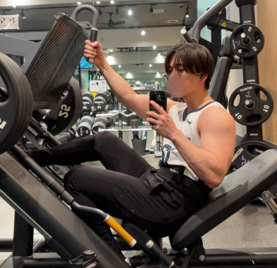 ARATO(ｱﾗﾄ) 【動物園で筋トレモチベ爆上がり😂】