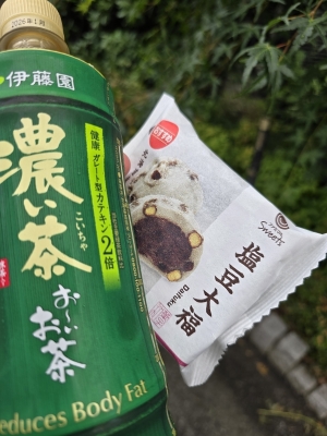 TOBARI(ﾄﾊﾞﾘ) 和菓子には濃いめのお茶