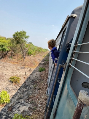 TAKETO(ﾀｹﾄ) 止まった鉄道の中で、動き出したもの。