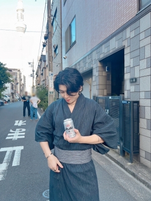 SERO(ｾﾛ) 浴衣姿はいいけど、なんかいじってる？？