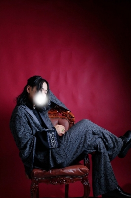 TATSUYA(ﾀﾂﾔ) すき家でこの座り方で牛丼食う