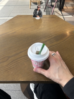 KONOSUKE(ｺｳﾉｽｹ) 1人でスタバ来た