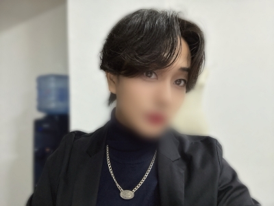 YU-RI(ユウリ) パネル写真悩み中🍮