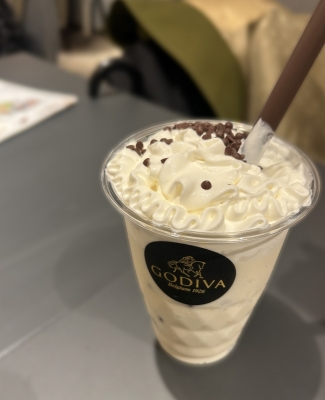 UTARI(ｳﾀﾘ) GODIVAカフェにて。