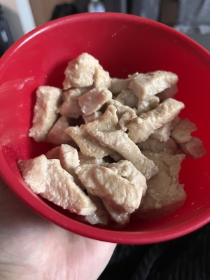 MERU(ﾒﾙ) むね肉とサプリ食べたよん
