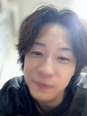 MINATO(ﾐﾅﾄ) 誰かが俺のおでこに住んでる(ニキビ痛い)🥺