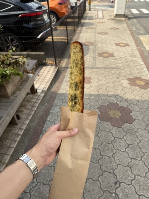 SOU（ｿｳ） 歩きながらガーリックパンに齧り付く男