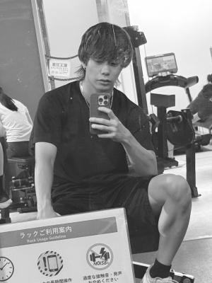 MOEGI（ﾓｴｷﾞ） 脚トレで死にそうな顔