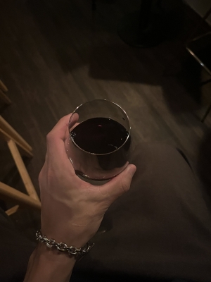 MASH(ﾏｯｼｭ) 心斎橋の夜カフェでワインをのむ