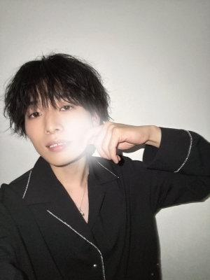 HOKUTO(ﾎｸﾄ) 幼い頃は毎年夏が来るのが待ち遠しくて、梅雨が明けるとだんだん暑くなって蝉が鳴きはじめて「あぁ今年の夏は何をしようかな」なんて想像を膨らませていたのに、いつの日からかそれが煩わしさに変わってしまった。一体いつから夏の到来に心躍らせるような無垢な心を失ってしまったのだろう。「これが大人になることなのかな。」なんて想いながら祖父の家の縁側に座りスイカをかじる、そんな夏の日の夕暮れ。