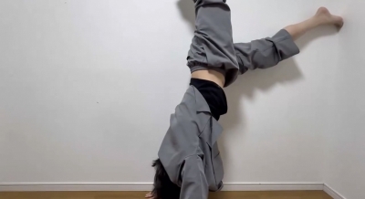 REN（ﾚﾝ） 逆立ち