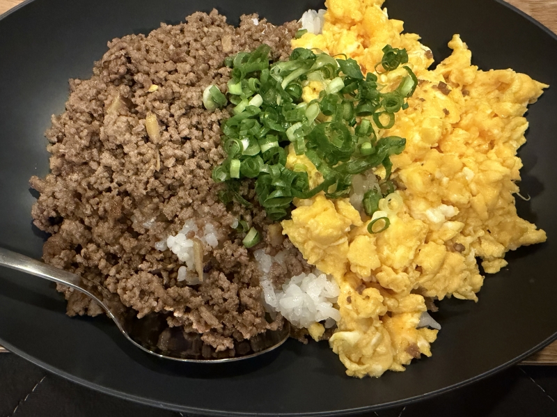 SHINA(ｼﾅ) そぼろと炒り卵と小ネギの３色丼！！！