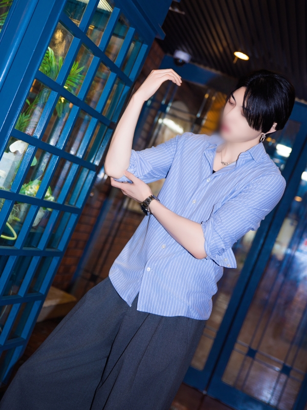 YUU (ﾕｳ) 青シャツ