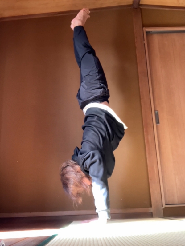 TAKA（ﾀｶ） 逆立ち