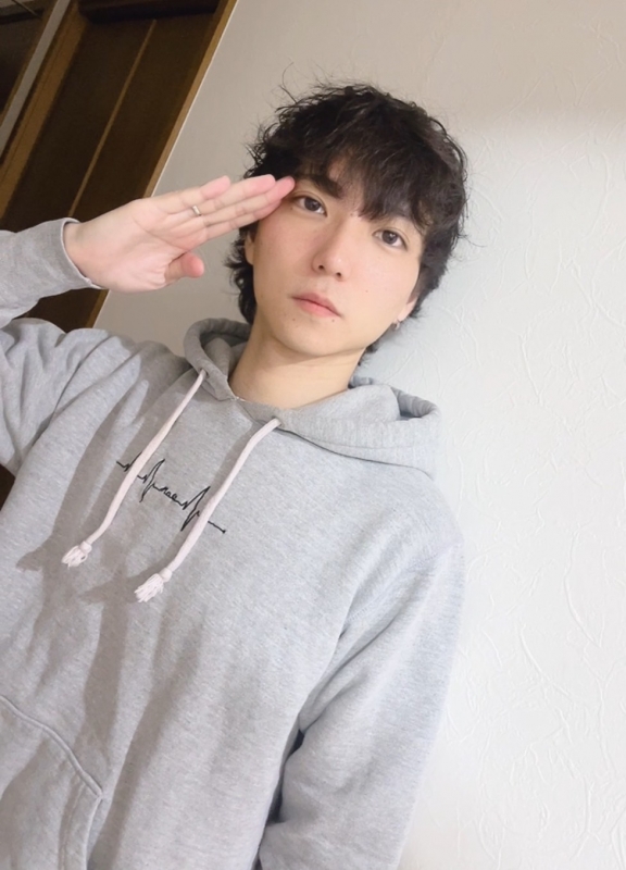 AZUMA（ｱｽﾞﾏ） なんでカメラ向けられて敬礼したん？