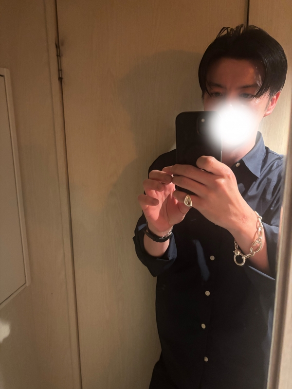 EISHI(ｴｲｼ) このシャツのボタンの白色なのが気に入らない