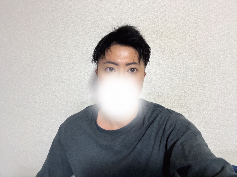 TAKA(タカ) なんか顔テカついてません?