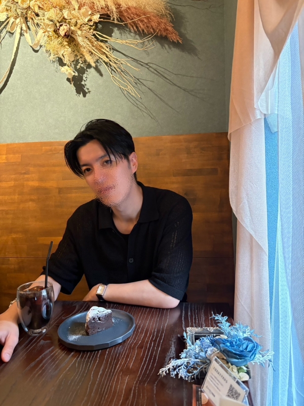 EISHI(エイシ) 12時間寝た後の顔