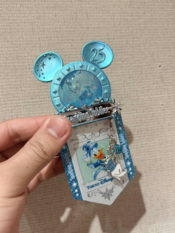 MOMO(ﾓﾓ) 25周年バッジかわいい