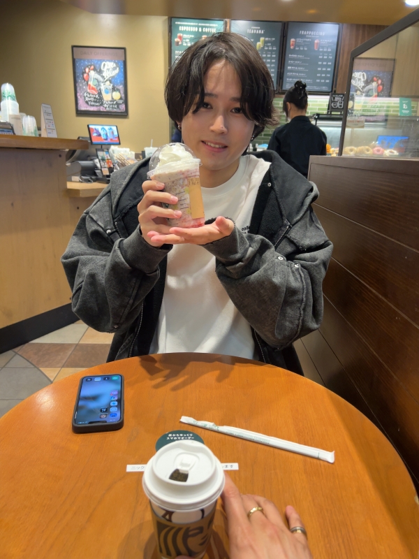 KONOSUKE(ｺｳﾉｽｹ) 一人でスタバ来た