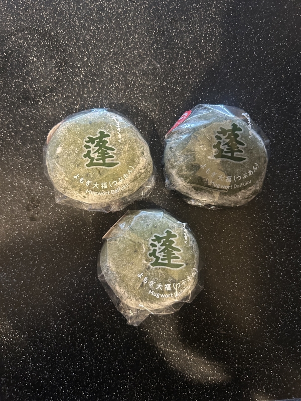 KONOSUKE(コウノスケ) 草餅食べ過ぎて草