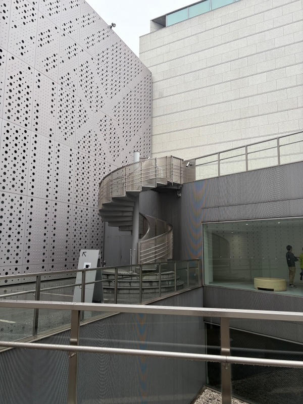 MASH(マッシュ) MOT美術館の螺旋階段