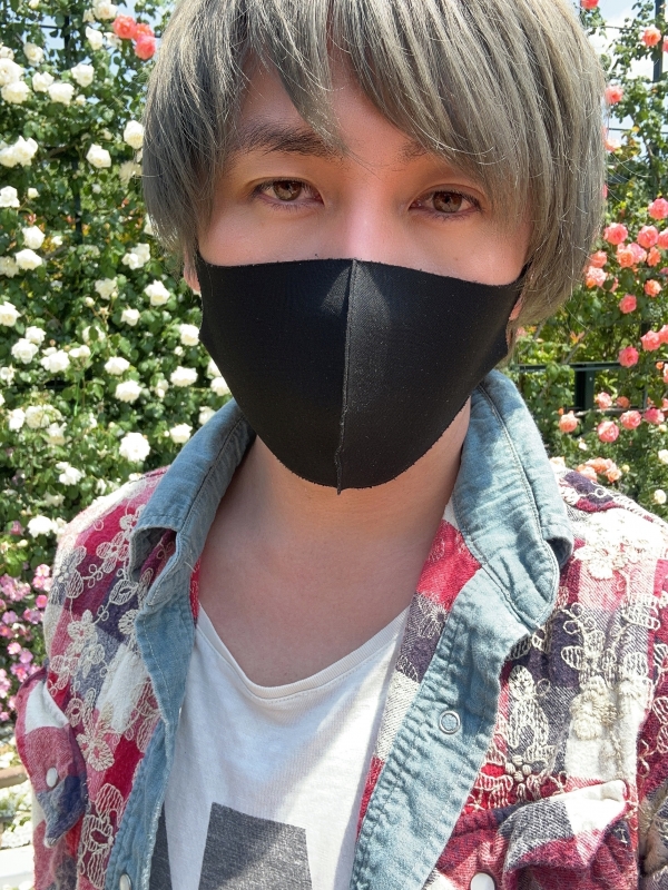 TAKAYA（ﾀｶﾔ） 花に囲まれて