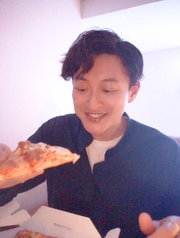KONOSUKE(ｺｳﾉｽｹ) ピザ食べた♡
