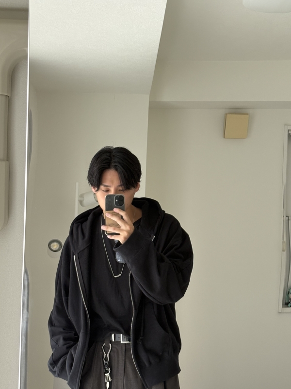 MASH(ﾏｯｼｭ) 黒髪センターパート。