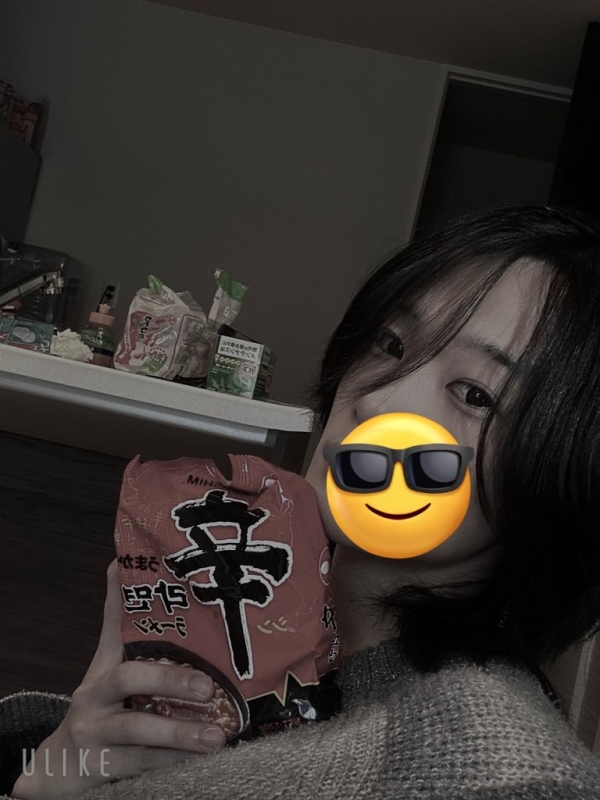 UTA(ｳﾀ) 辛ラーメンネタを擦りたいのかただ自撮りするのが苦手で貯め撮りなのか神のみぞ知る