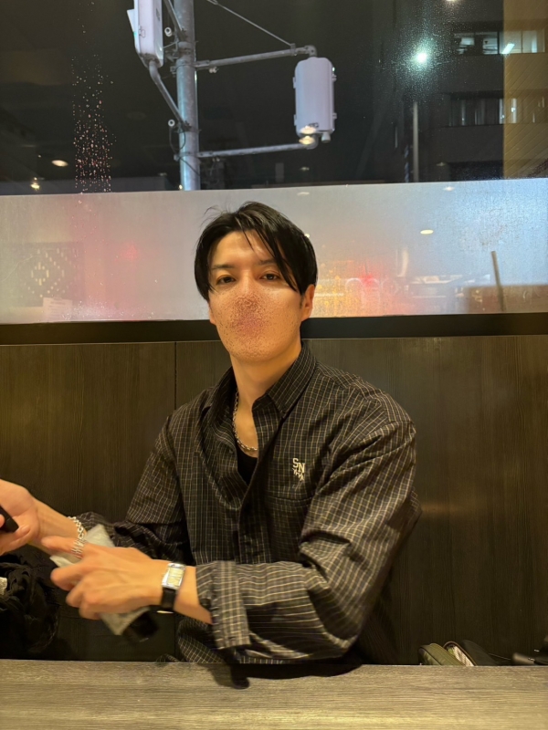 EISHI(エイシ) 髪の毛伸びてきた