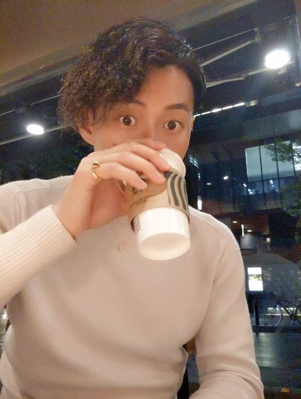 KONOSUKE(ｺｳﾉｽｹ) スタバ来たけど一人…